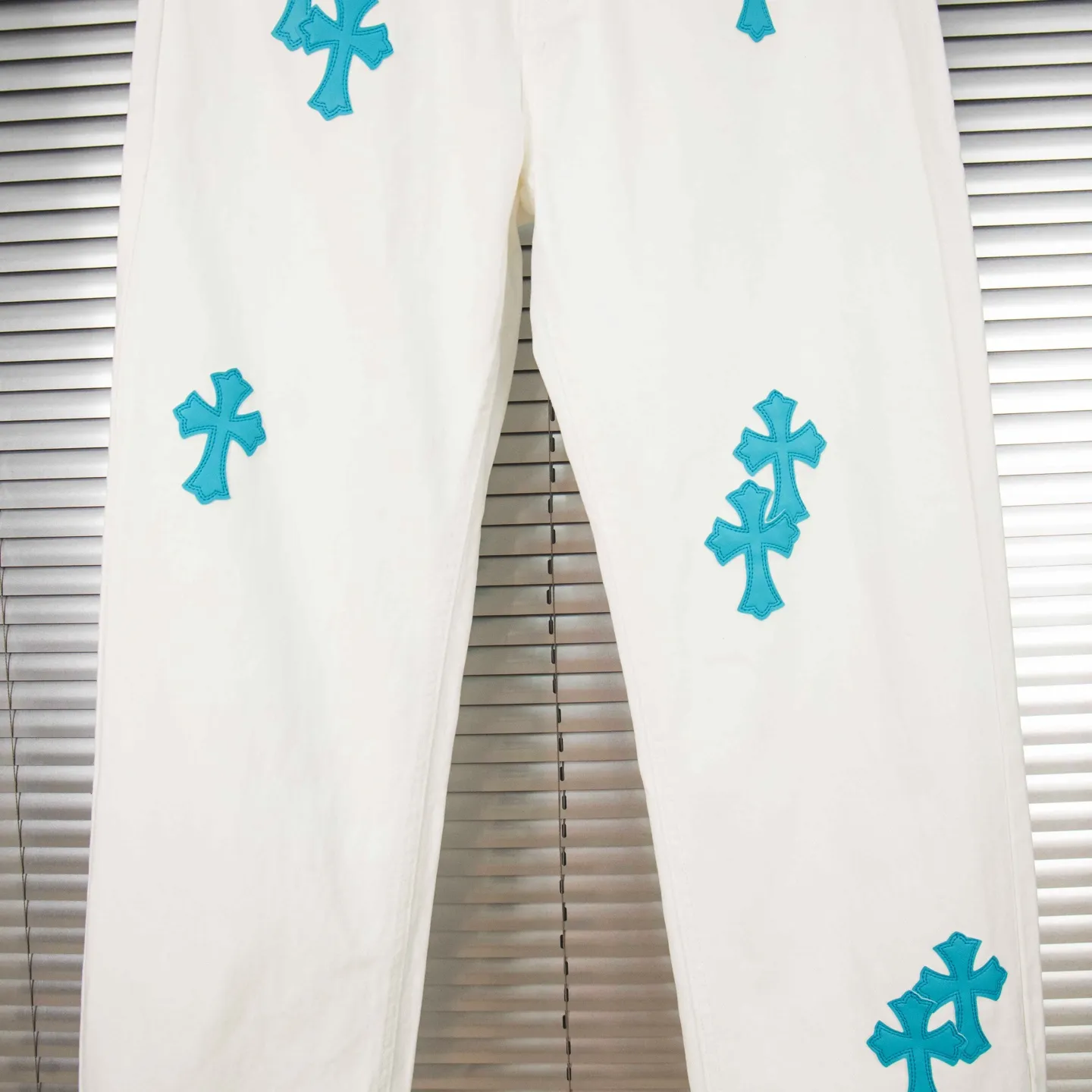 P220 (high version, running quantity) Chrome Hearts white pants, green leather, hot style patchwork couple's bestie jeans. CH jeans need to be washed and then disassembled and hand-ordered with sheepskin cross leather and then spliced ​​together. The whole piece has too many craftsmanship to describe. The patches are decorated with cross flowers, and the high-waisted washed jeans! ! Absolutely high-end luxury products, god-level single products and super popular products, made with top heavy industry, a must-see magic weapon. Customized hardware. The fabric is thick and soft after washing. It has good breathability. Customized small leather label. Unique design. The details are simple and elegant, and the workmanship is exquisite. The entire trousers are neatly routed and the details are in place! It’s so cool that both men and women can easily control the genderless trend! Style number: 1816# Color: white pants and green leather Size: 28 30 32 34 36